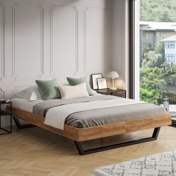 Doppelbett aus geoeltem Eichenmassivholz mit schwarzen Metallkufen, ohne Kopfteil, hochwertiges Holzgestell 160x200cm