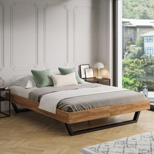 Doppelbett aus geoeltem Eichenmassivholz mit schwarzen Metallkufen, ohne Kopfteil, hochwertiges Holzgestell 160x200cm
